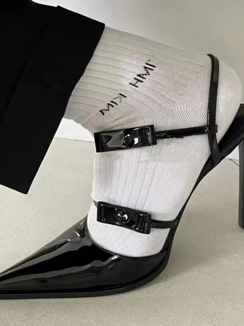 Весенне-летний женский стиль на высоком каблуке с острым носком, галстук-бабочка с пряжкой в одну линию, одиночная обувь, обертка из лакированной кожи, босоножки на тонком каблуке Изображение 1