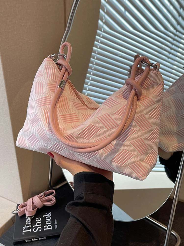 Летняя женская сумка через плечо, корейские модные сумки-мессенджеры для поездок на работу, простые повседневные мягкие сумки из искусственной кожи, новинка 2023 года. Изображение 4