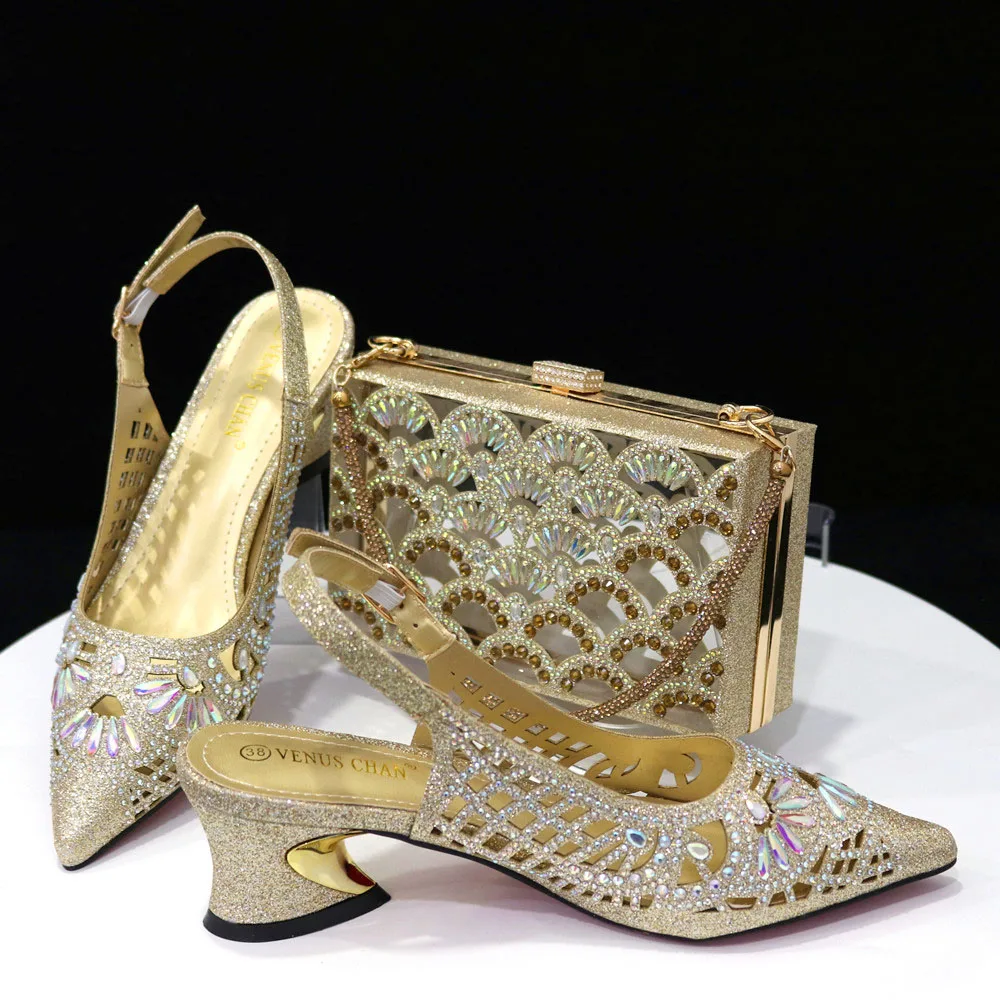 Сандалии Золотые Элегантные Блестящие Аксессуары из сплава в стиле ретро, полные страз, женская обувь и сумка, комплект обуви и сумки для свадебной вечеринки Изображение 0
